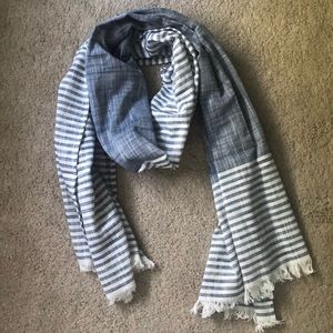 Lightweight scarf, perfect for the spring!